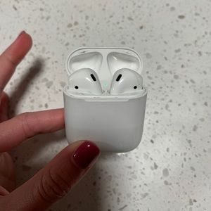 COPY - REAL AUTHENTIC APPLE AIRPODS BARELY USED